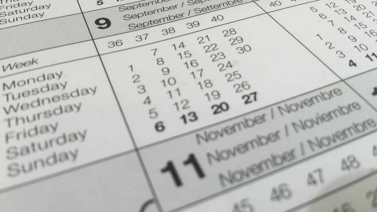 Calendario de pared con fechas señaladas, símbolo de términos procesales. ¿Cómo llevar una agenda de términos cuando varios abogados comparten los casos? — Compuasociados.