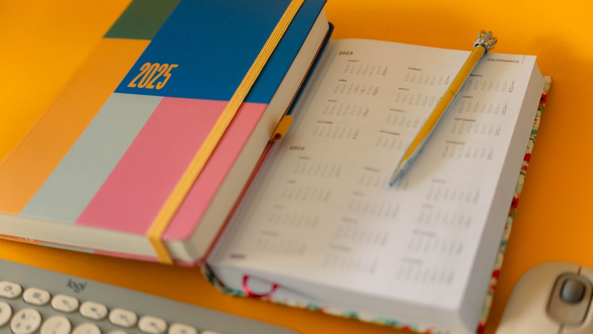 Agenda y calendario sobre un escritorio para planear plazos. ¿Qué consecuencias tiene para un abogado dejar vencer un término en Colombia? — Compuasociados.