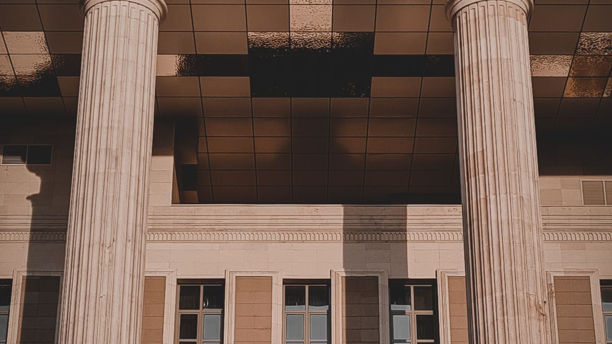 Columnas en la entrada de un juzgado. ¿Qué es un remate judicial y cómo funciona según el CGP? — Compuasociados.
