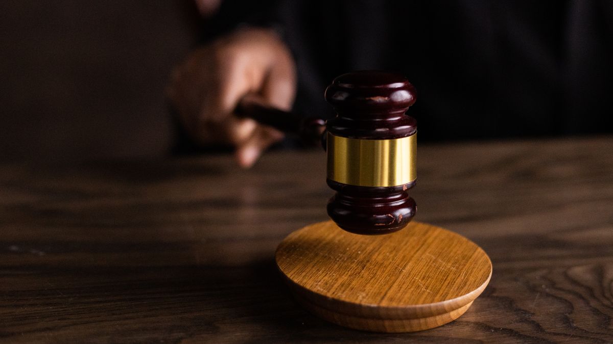Mazo de madera de juez sobre una mesa, símbolo de un remate judicial. ¿Cómo enterarte a tiempo de los remates que te interesan? — Compuasociados.