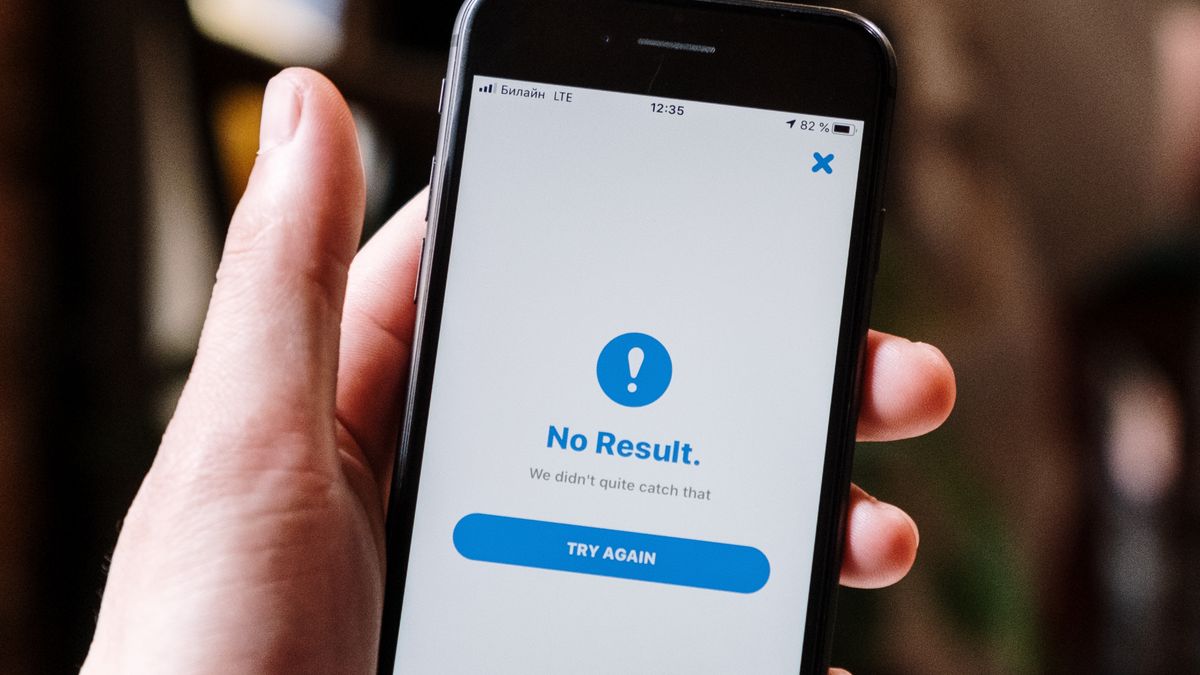 Persona sosteniendo un teléfono con una notificación en pantalla. Notificaciones judiciales automáticas: entérate el mismo día que se mueve tu proceso — Compuasociados.