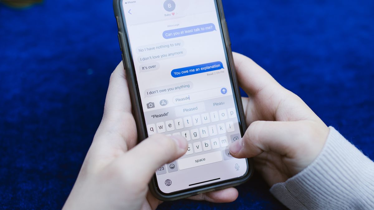 Manos de un abogado escribiendo en un smartphone que recibe una notificación. ¿Cómo frenar las llamadas constantes de clientes sin descuidarlos? — Compuasociados.
